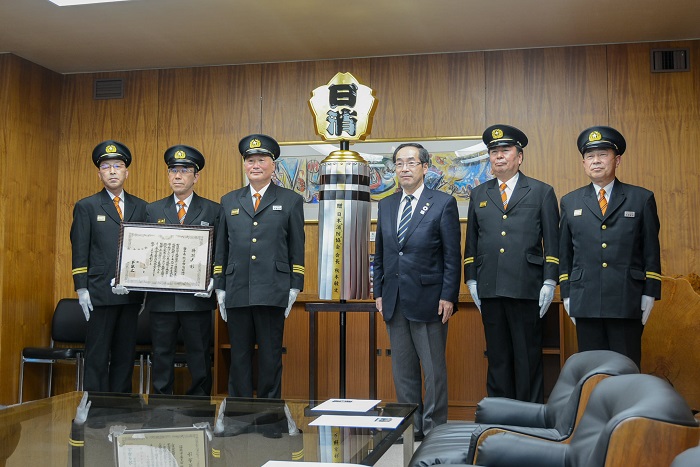 北上市消防団の団員と髙橋市長