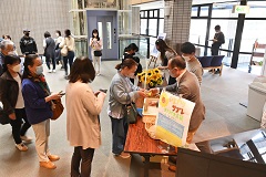 ひまわりサブレを購入する来場者