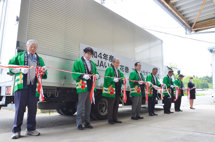 JA花巻地域野菜生産部会アスパラガス専門部の藤根優(まさる)部長ら関係者7人がテープカット