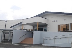 同センターは4月に新築移転した笠松小学校に隣接