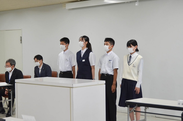 市内の中学校から推薦された2年生