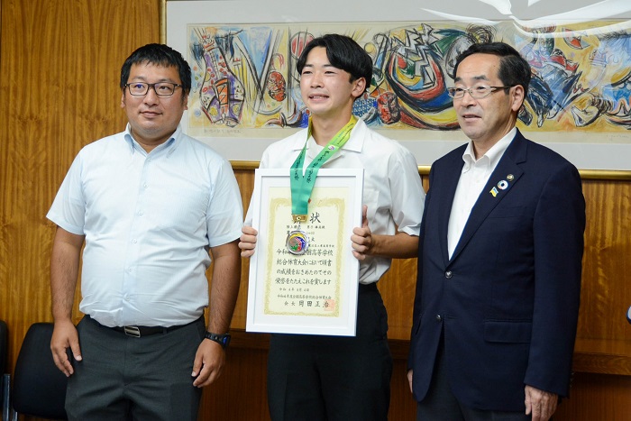 全国高等学校総合体育大会陸上競技男子棒高跳び準優勝を報告