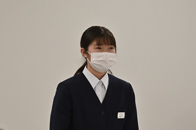 生徒を代表して八重樫仁歩(にほ)さん(北上中)があいさつ
