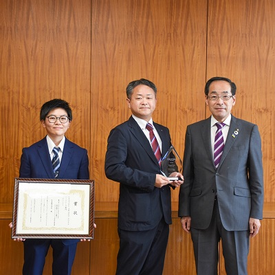 笠井健代表取締役社長と佐々木向里氏
