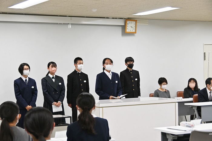 5人の生徒がそれぞれの感想を発表