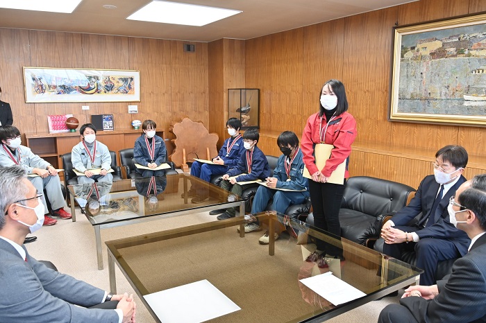 髙橋市長に受賞を報告しました