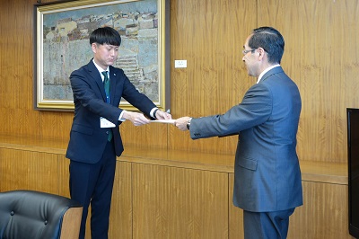 友好都市・沖縄県石垣市に赴任する職員への辞令交付