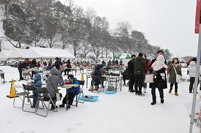 会場には約200人が訪れ、各店舗のグルメ、雪遊びコーナーなどを楽しんでいました