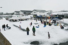 会場には約200人が訪れ、各店舗のグルメ、雪遊びコーナーなどを楽しんでいました