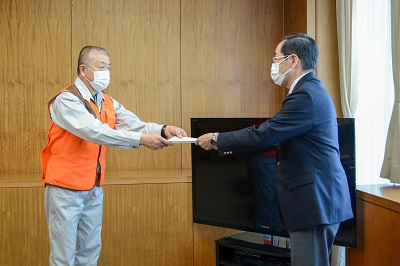 各班の代表者7人が委嘱状を受け取りました