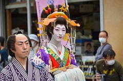 艶やかな立ち振る舞いに観客は魅了されていました