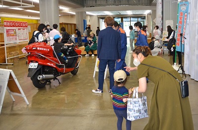 親子や関係者ら約120人が来場