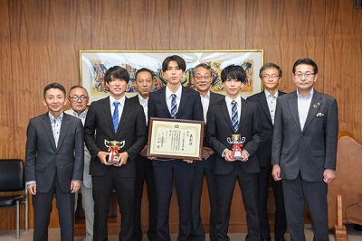 本庁舎を訪問し、八重樫市長に2021年以来4回目の金賞受賞を報告しました