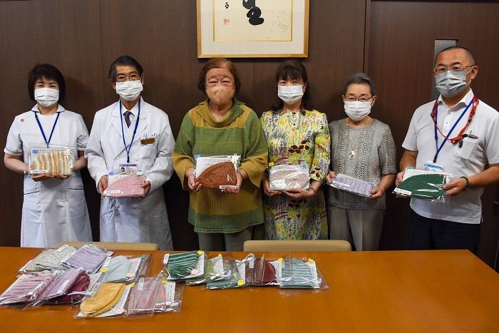 北上市緩和ケア支援事業ボランティア会が綿帽子を寄贈