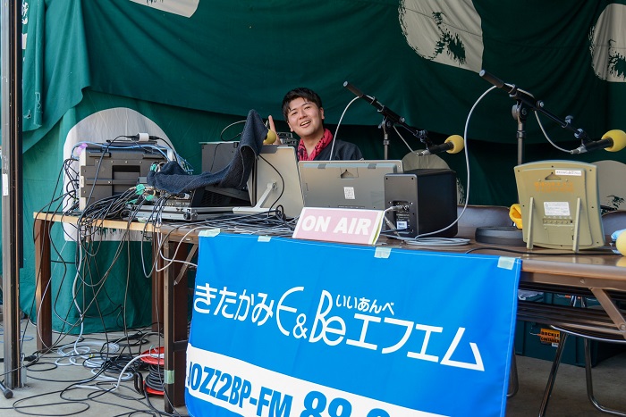 展勝地レストハウス前の特設会場からの公開生放送