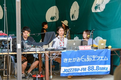 展勝地レストハウス前の特設会場からの公開生放送
