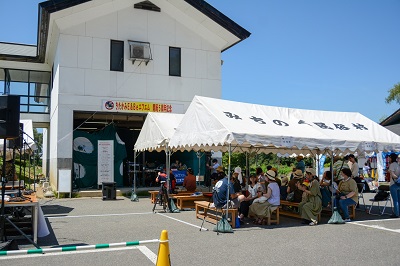 会場ではリスナーが見守る