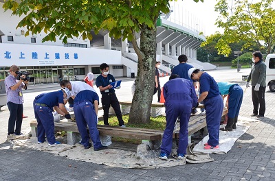 北上陸上競技場前のベンチ塗装