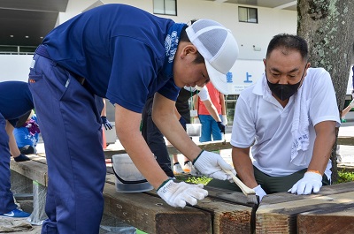 北上陸上競技場前のベンチ塗装