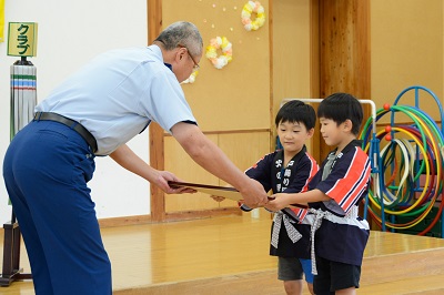表彰状と記念品が贈呈されました