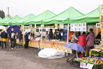 地場産品や地元食材を使用したいものこ汁やお餅などが販売されました