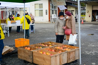 屋外で野菜や贈答用リンゴ・サトイモなどを販売