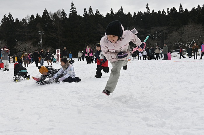 子どもたちは雪にまみれながらも元気に遊んでいました