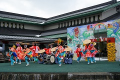鬼剣舞を含む地区内外の郷土芸能が披露