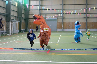 幼獣たちはゴールを目指して、全速力で駆け抜けました