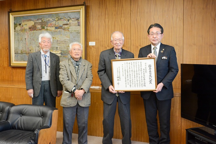 きたかみ巨木の会が岩手日日文化賞受賞を報告
