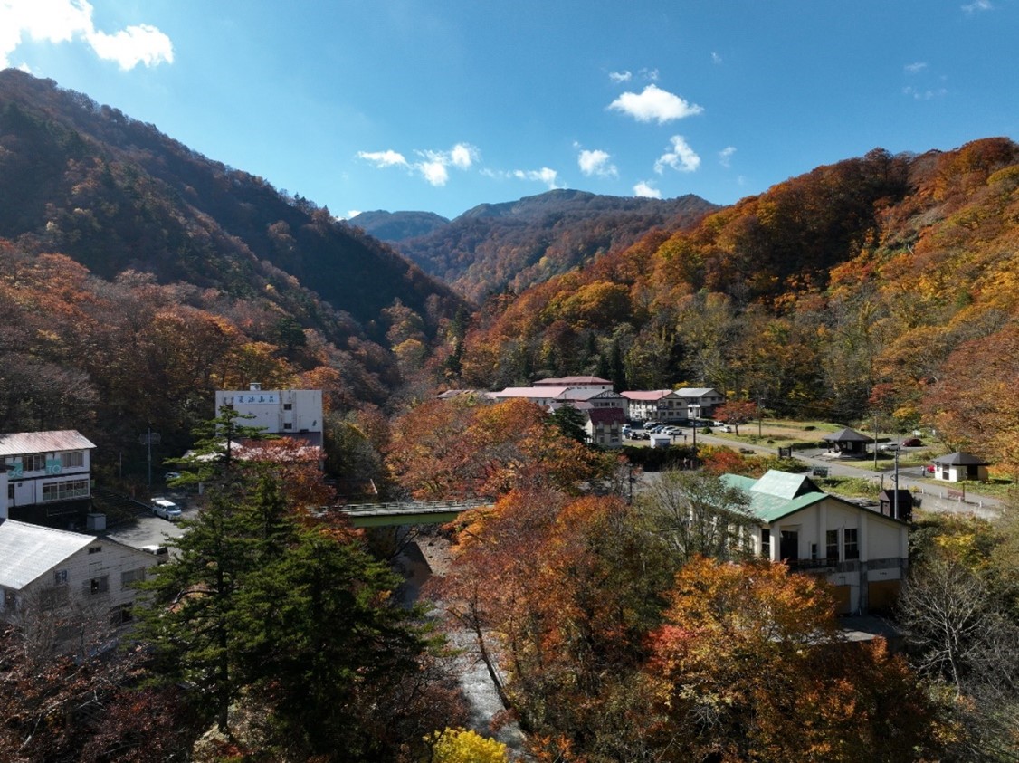 紅葉に染まる夏油温泉