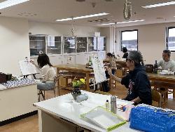 2025年度絵画教室で受講生が絵を描くようす