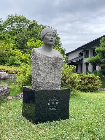 照井榮の石彫《奥羽山系の人》
