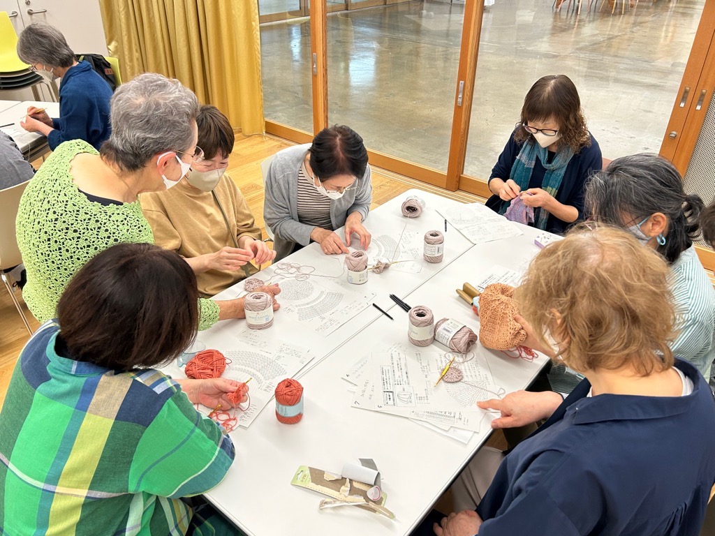 綿帽子勉強会の様子です。ゆったりとした雰囲気でお話しながら作業を進めました。