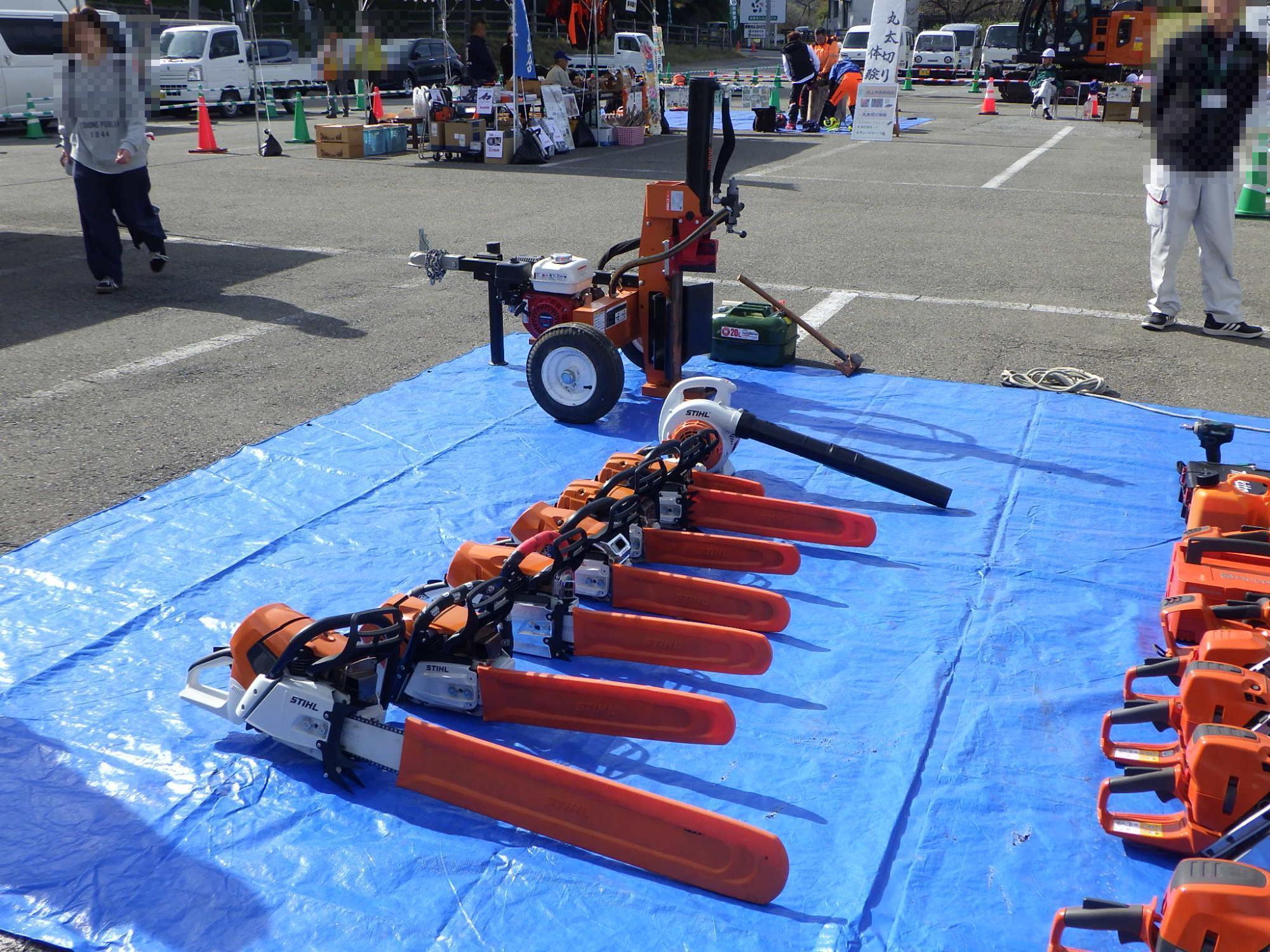 まき割体験・林業機械の展示