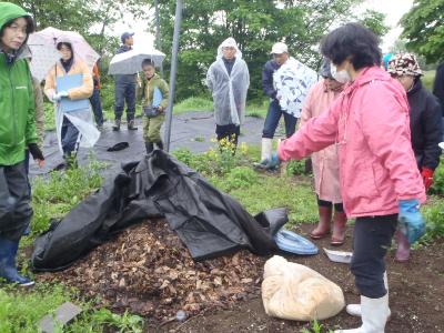 土づくり研修を受けている様子