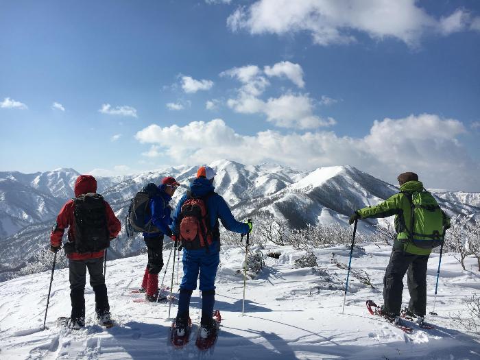 横岳山頂から夏油三山を望む