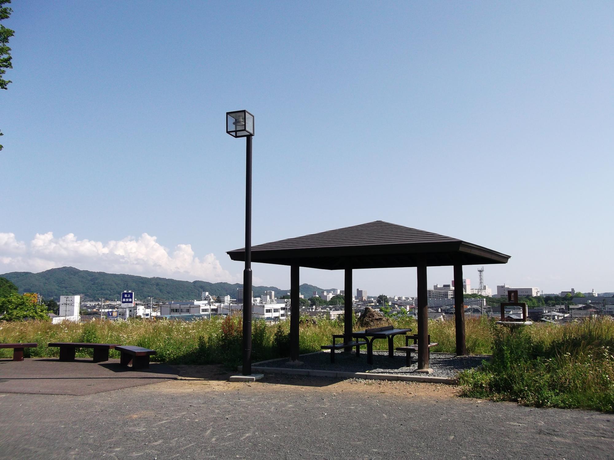 公園内の東屋