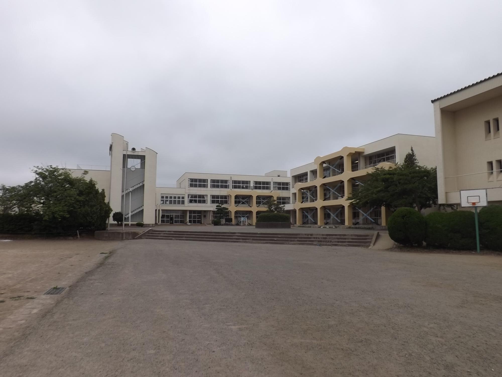 江釣子小学校の外観写真