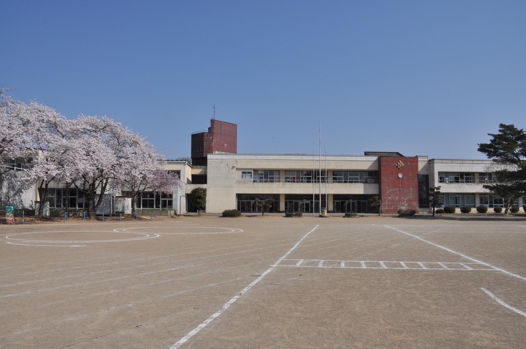 南小学校の外観写真