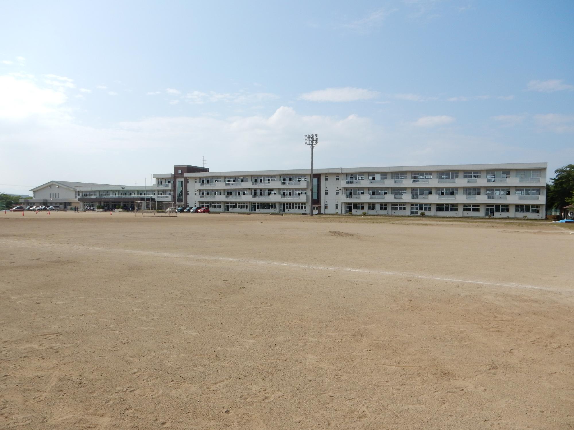 上野中学校の外観写真