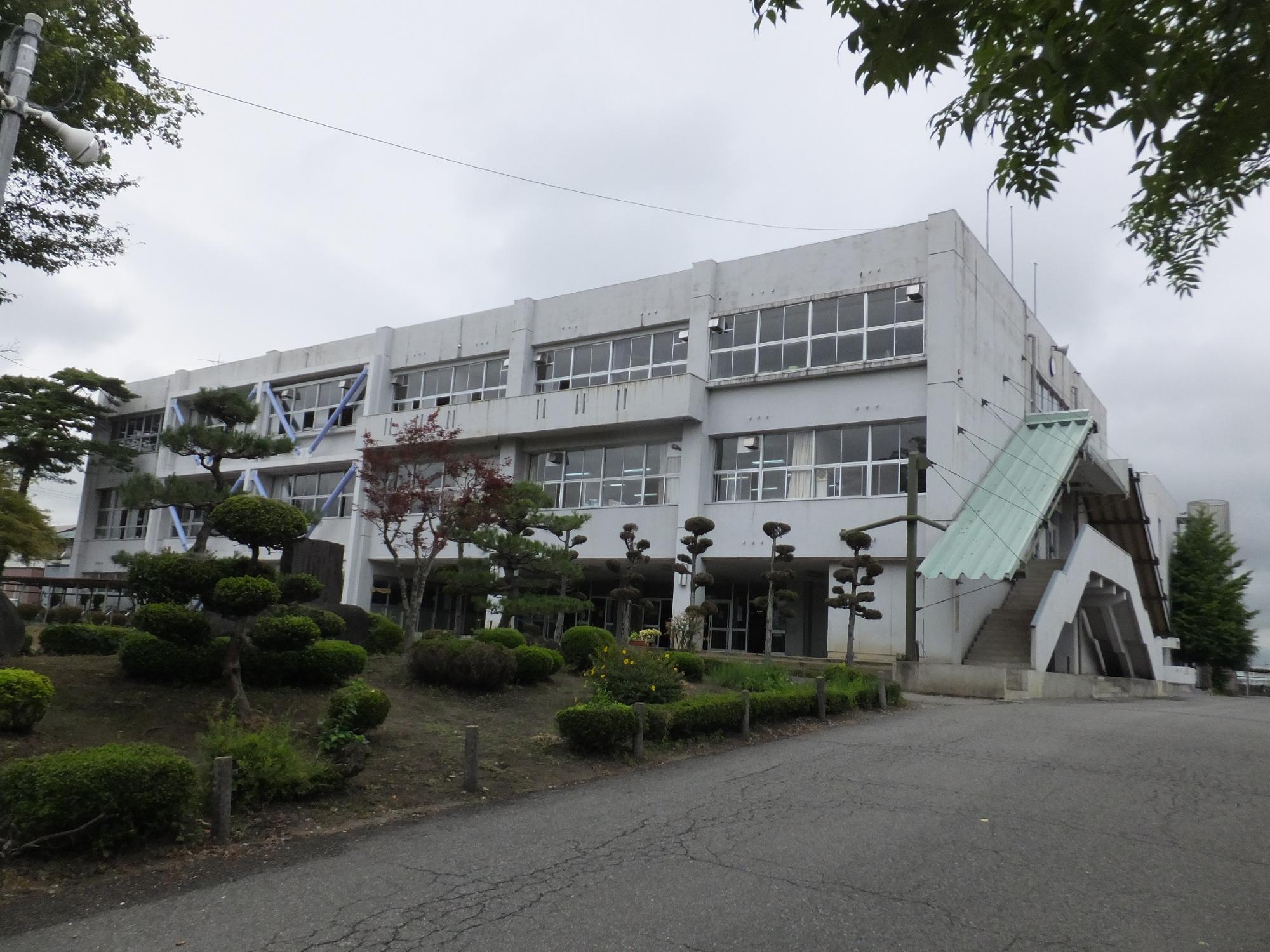 和賀東中学校の外観写真