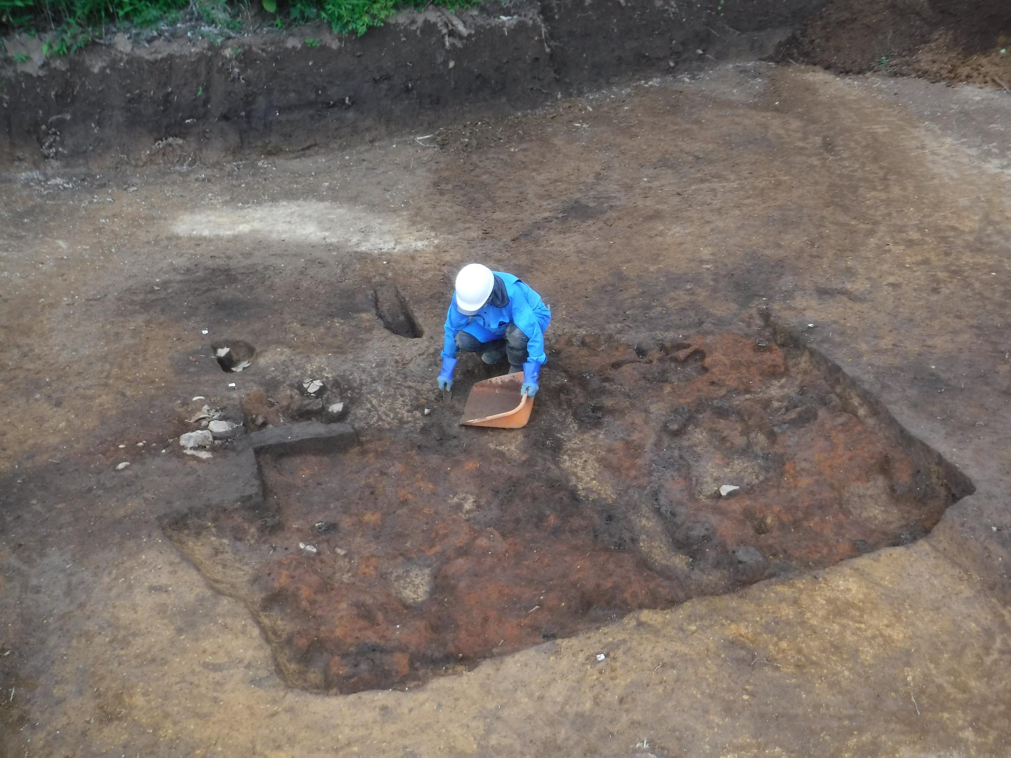 平安時代の竪穴住居跡の焼土検出状況（北西から）