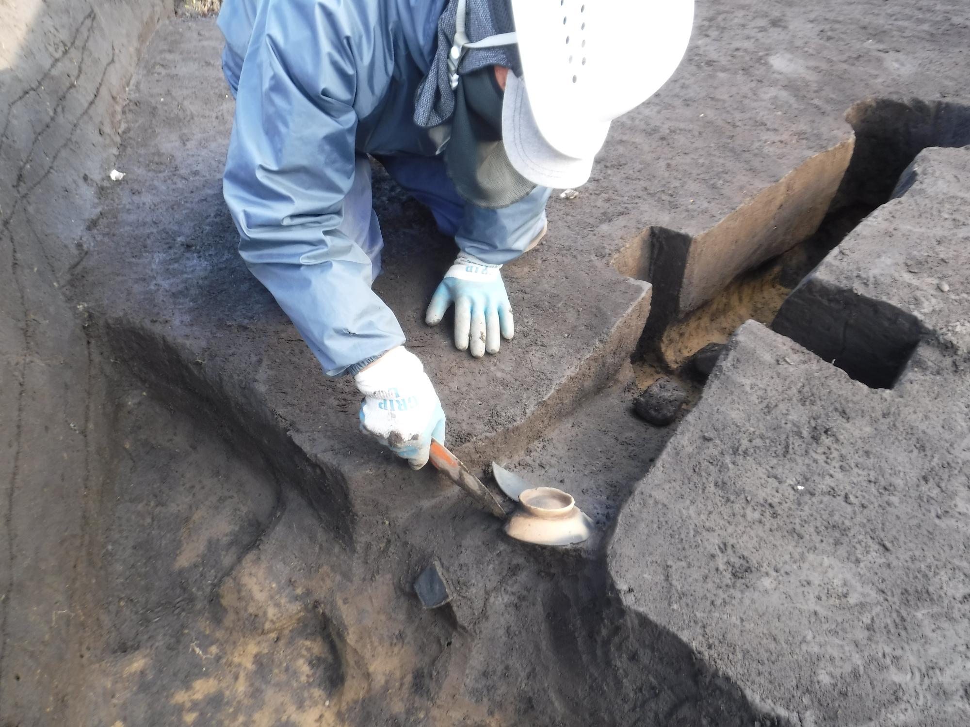 カマド煙道から出土した土器　北西から
