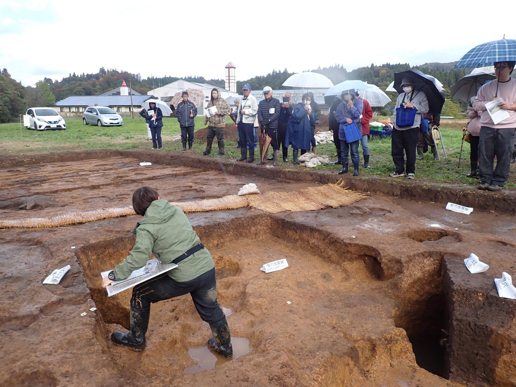 八天遺跡第12次調査現地説明会風景3