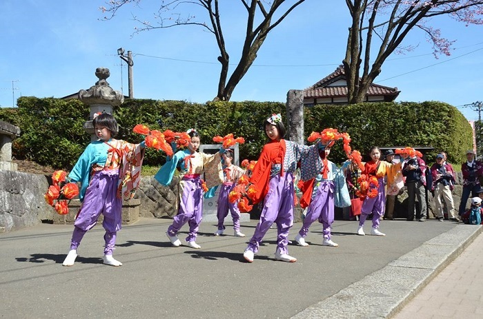 踊りを披露する子どもたち