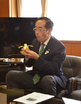 高橋市長が北上縄文実芭蕉を試食