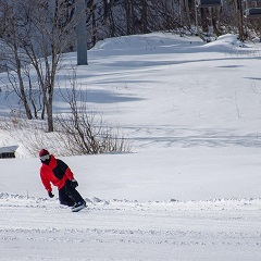 スノーボーダーが白いゲレンデを滑走し雪の感触を楽しんだ