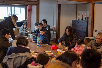 つきたてのお餅は、同地区産のあんこなどと一緒に振舞われました