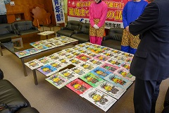 訪問する施設の園児389人が塗った北上市観光キャラクターおに丸くんの塗り絵